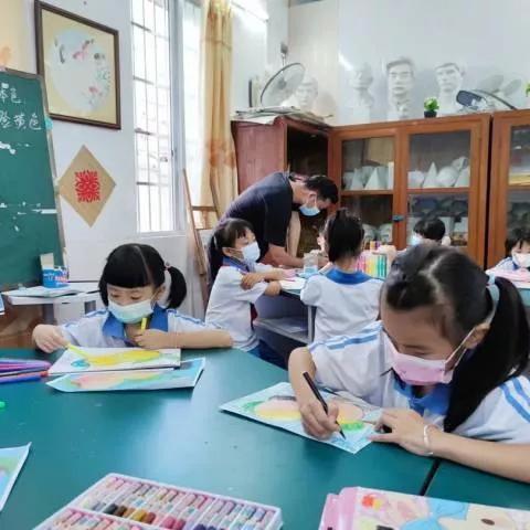 課后服務(wù)學(xué)校怎么做？帶你直擊廣東'官方帶娃'美術(shù)輔導(dǎo)現(xiàn)場
