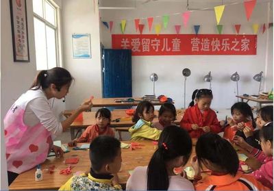 在呵護成長的道路上 南昌縣以美術(shù)輔導(dǎo)服務(wù)點亮公益之光